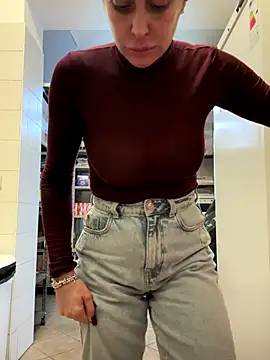 Snapshot of ainaht chatting on 12-23-25, 08:34 ainaht online show from 12-23-25, 08:34