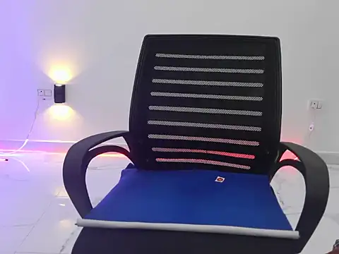 Snapshot of _Ameera_ chatting on 10-28-25, 05:33 Ameera online show from 10-28-25, 05:33