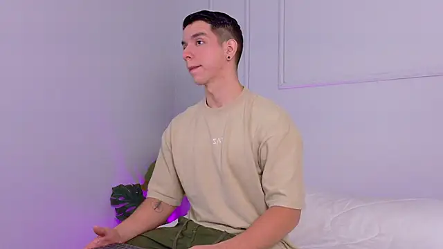 Snapshot of ZaneDawson chatting on 10-05-25, 01:09 ZaneDawson online show from 10-05-25, 01:09