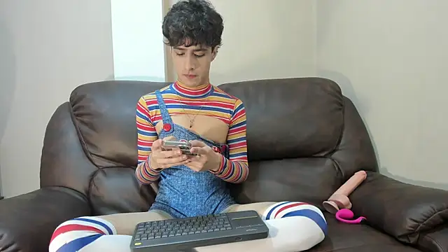 Snapshot of Xam_Collen chatting on 10-31-25, 02:18 Xam Collen online show from 10-31-25, 02:18