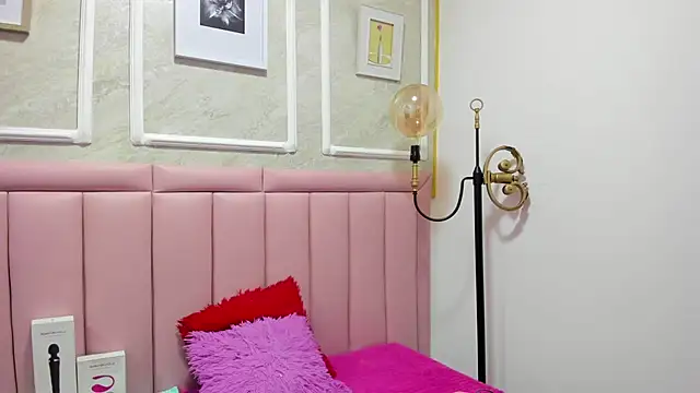 HoollyHendrix online show from 12-17-25, 08:59