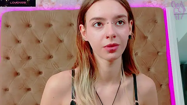 Snapshot of CoraVex chatting on 11-13-25, 05:17 CoraVex online show from 11-13-25, 05:17