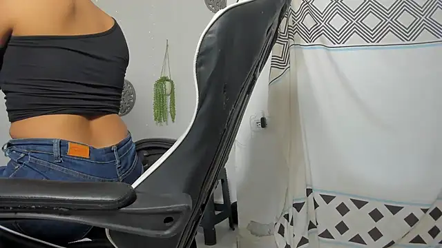 Snapshot of Dakota_x18 chatting on 10-27-25, 07:40 Dakota x18 online show from 10-27-25, 07:40