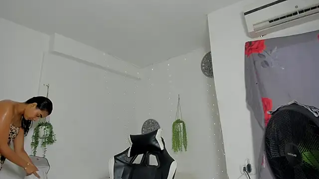 Snapshot of Dakota_x18 chatting on 11-08-25, 08:29 Dakota x18 online show from 11-08-25, 08:29