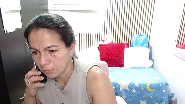Snapshot of camilavargas_ chatting on 06-11-26, 08:29 camilavargas online show from 06-11-26, 08:29