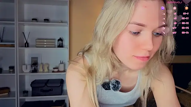 Snapshot of DianeHonnette chatting on 02-03-26, 07:41 DianeHonnette online show from 02-03-26, 07:41