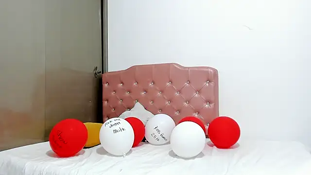 Snapshot of IslaRose7 chatting on 02-15-26, 01:52 IslaRose7 online show from 02-15-26, 01:52