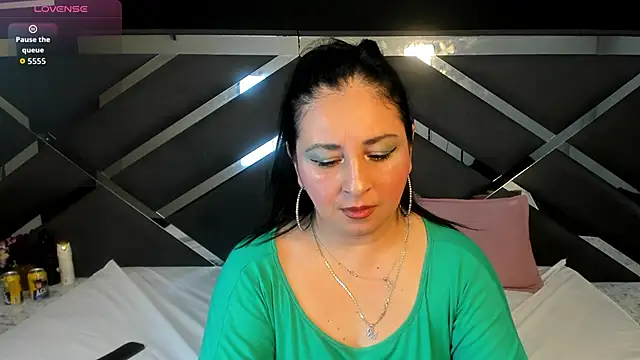 AgataThompson  online show from 12-02-25, 07:20