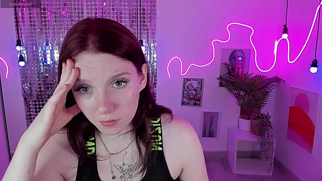 Layla Glam online show from 10-10-25, 01:32