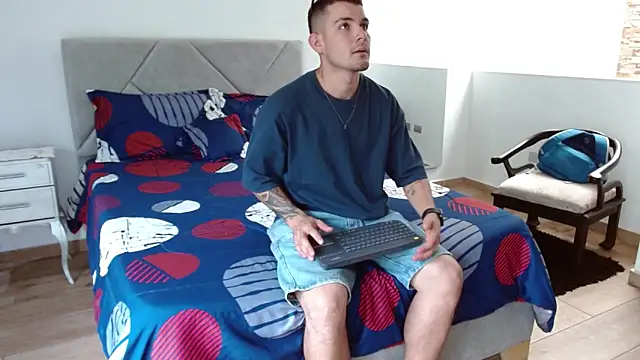 Snapshot of BooyHott_ chatting on 09-23-25, 07:06 BooyHott online show from 09-23-25, 07:06