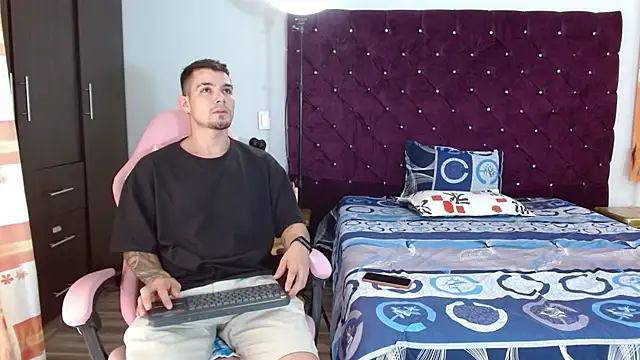 Snapshot of BooyHott_ chatting on 11-08-25, 06:51 BooyHott online show from 11-08-25, 06:51