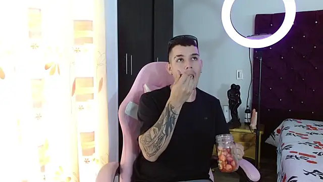 Snapshot of BooyHott_ chatting on 11-13-25, 06:51 BooyHott online show from 11-13-25, 06:51