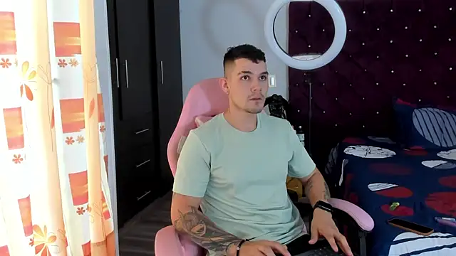 Snapshot of BooyHott_ chatting on 11-26-25, 06:53 BooyHott online show from 11-26-25, 06:53