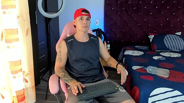 Snapshot of BooyHott_ chatting on 11-28-25, 06:43 BooyHott online show from 11-28-25, 06:43