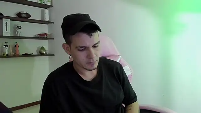 Snapshot of BooyHott_ chatting on 12-17-25, 09:43 BooyHott online show from 12-17-25, 09:43