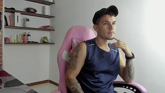 Snapshot of BooyHott_ chatting on 12-18-25, 07:42 BooyHott online show from 12-18-25, 07:42