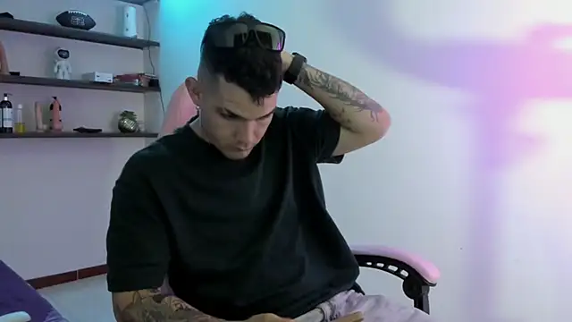 Snapshot of BooyHott_ chatting on 12-19-25, 07:32 BooyHott online show from 12-19-25, 07:32