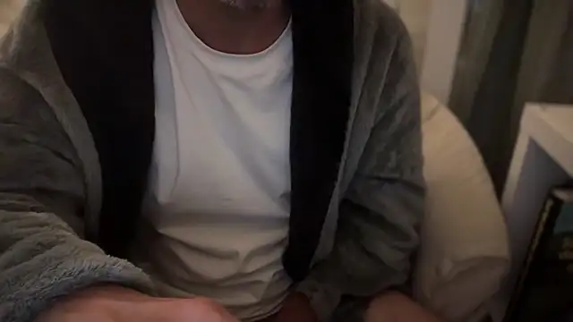 Snapshot of crisso06 chatting on 09-24-25, 03:54 crisso06 online show from 09-24-25, 03:54