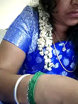 Snapshot of sweetqueen143 chatting on 10-06-25, 06:27 sweetqueen143 online show from 10-06-25, 06:27