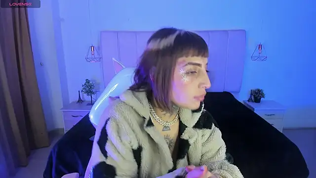 Snapshot of Gyal_8_ chatting on 12-23-25, 03:37 Gyal 8 online show from 12-23-25, 03:37