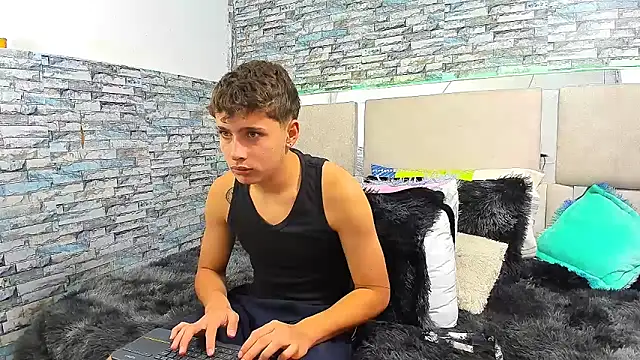 Snapshot of Julian_wolf18 chatting on 09-23-25, 01:47 Julian wolf18 online show from 09-23-25, 01:47