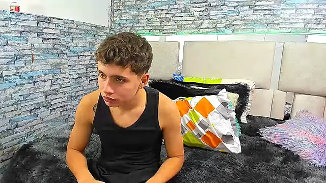 Snapshot of Julian_wolf18 chatting on 09-25-25, 03:05 Julian wolf18 online show from 09-25-25, 03:05