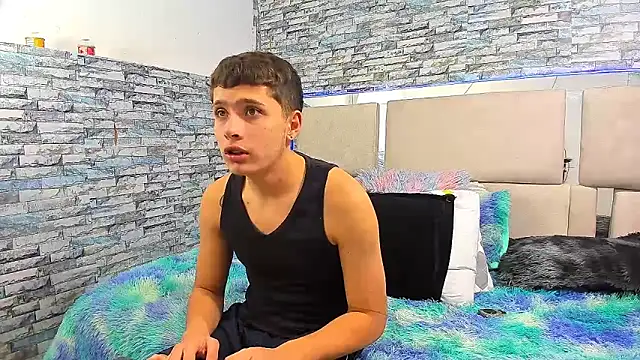 Snapshot of Julian_wolf18 chatting on 10-21-25, 03:35 Julian wolf18 online show from 10-21-25, 03:35