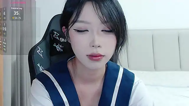 Snapshot of Puppy-12 chatting on 12-17-25, 11:16 Puppy-12 online show from 12-17-25, 11:16