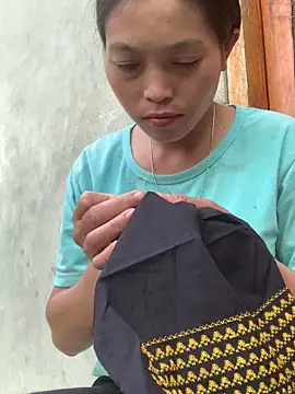 Snapshot of Halyy_xx chatting on 10-18-25, 12:02 Halyy xx online show from 10-18-25, 12:02