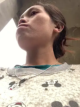 Snapshot of Halyy_xx chatting on 11-19-25, 12:43 Halyy xx online show from 11-19-25, 12:43