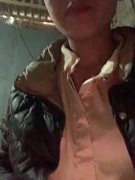 Snapshot of Halyy_xx chatting on 12-14-25, 05:35 Halyy xx online show from 12-14-25, 05:35