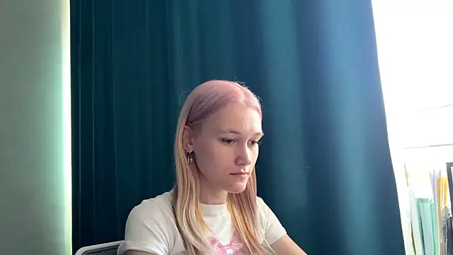 Snapshot of TwinedPeril chatting on 10-04-25, 07:28 TwinedPeril online show from 10-04-25, 07:28