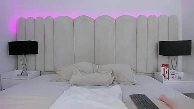 VanessaParis   online show from 10-14-25, 09:15