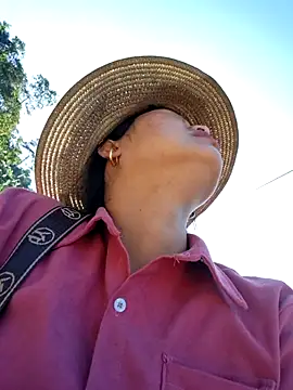 Snapshot of diamond-- chatting on 12-20-25, 01:45 diamond-- online show from 12-20-25, 01:45