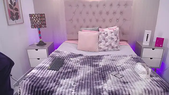 Snapshot of EmilyCley chatting on 12-05-25, 04:32 EmilyCley online show from 12-05-25, 04:32