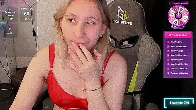 Snapshot of ChristinaFivePlus chatting on 10-20-25, 08:37 ChristinaFivePlus online show from 10-20-25, 08:37