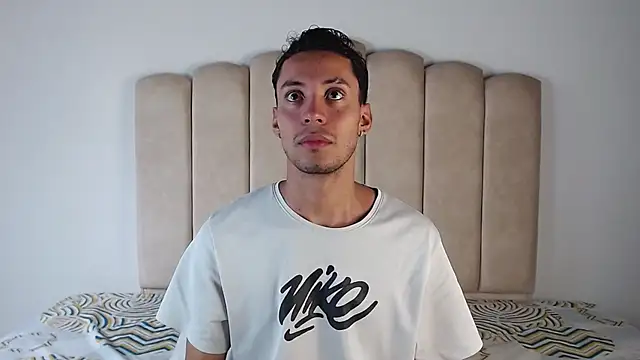 Snapshot of aroncooper1 chatting on 11-02-25, 08:11 aroncooper1 online show from 11-02-25, 08:11