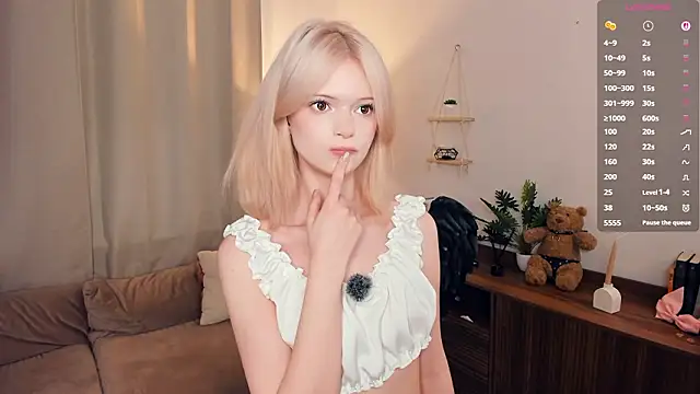 Snapshot of LaureMestler chatting on 02-25-26, 09:08 LaureMestler online show from 02-25-26, 09:08