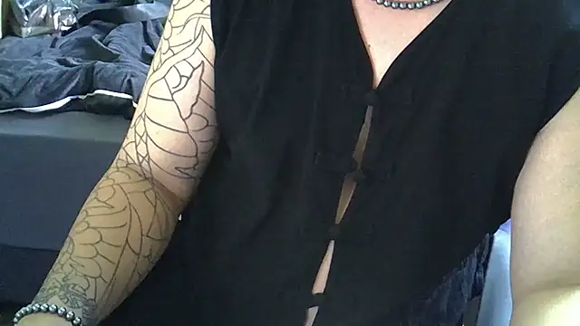 Snapshot of CAOSLOAD chatting on 10-17-25, 02:37 CAOSLOAD online show from 10-17-25, 02:37