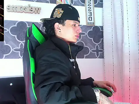 Snapshot of Skinny_batman chatting on 12-02-25, 11:00 Skinny batman online show from 12-02-25, 11:00