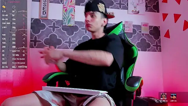 Snapshot of Skinny_batman chatting on 12-21-25, 08:27 Skinny batman online show from 12-21-25, 08:27