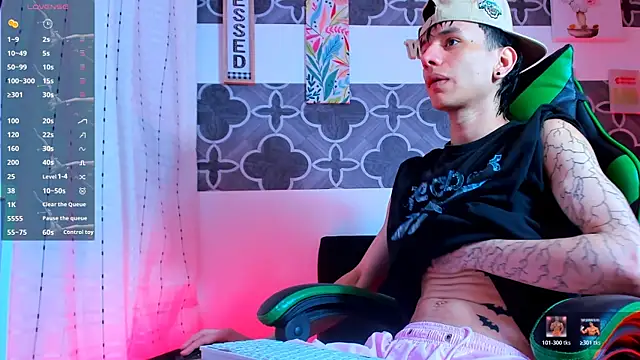 Snapshot of Skinny_batman chatting on 01-05-26, 08:45 Skinny batman online show from 01-05-26, 08:45