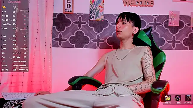 Snapshot of Skinny_batman chatting on 01-09-26, 09:16 Skinny batman online show from 01-09-26, 09:16