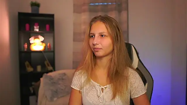 Snapshot of emmie_murray chatting on 11-16-25, 02:11 emmie murray online show from 11-16-25, 02:11