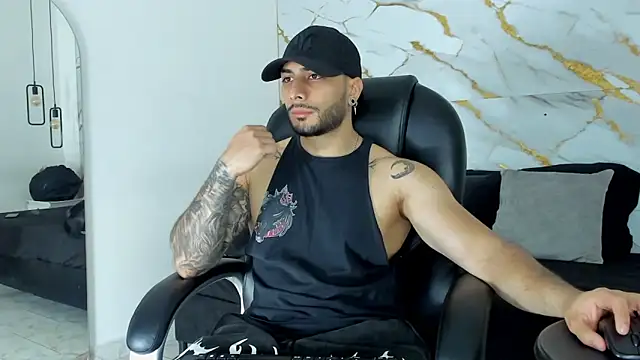 Snapshot of Miike_Stone1 chatting on 10-17-25, 12:52 Miike Stone1 online show from 10-17-25, 12:52