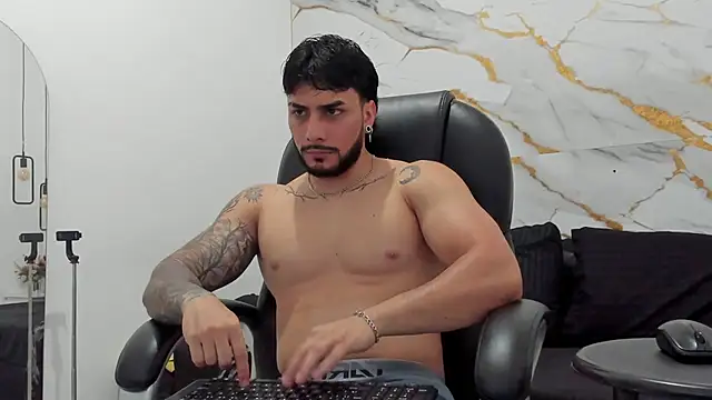 Snapshot of Miike_Stone1 chatting on 11-17-25, 01:39 Miike Stone1 online show from 11-17-25, 01:39