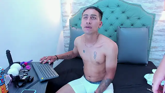 Snapshot of Erack_and_Emmy chatting on 11-30-25, 04:16 Erack and Emmy online show from 11-30-25, 04:16