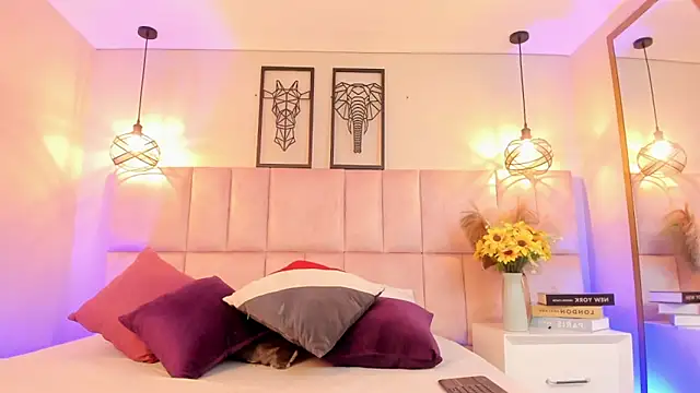 Charlotte hall  online show from 11-15-25, 04:43