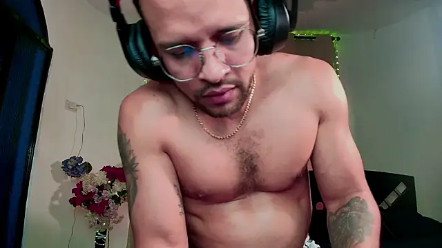 LucasGaeel online show from 10-11-25, 04:49