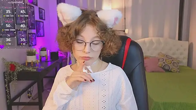 Snapshot of Bubblegum_Babe_ chatting on 10-29-25, 08:21 Bubblegum Babe online show from 10-29-25, 08:21